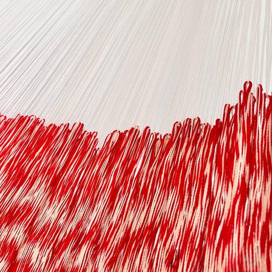 Unión entre cuerpo y brazo de hamaca artesanal Yucateca de nylon color rojo y blanco