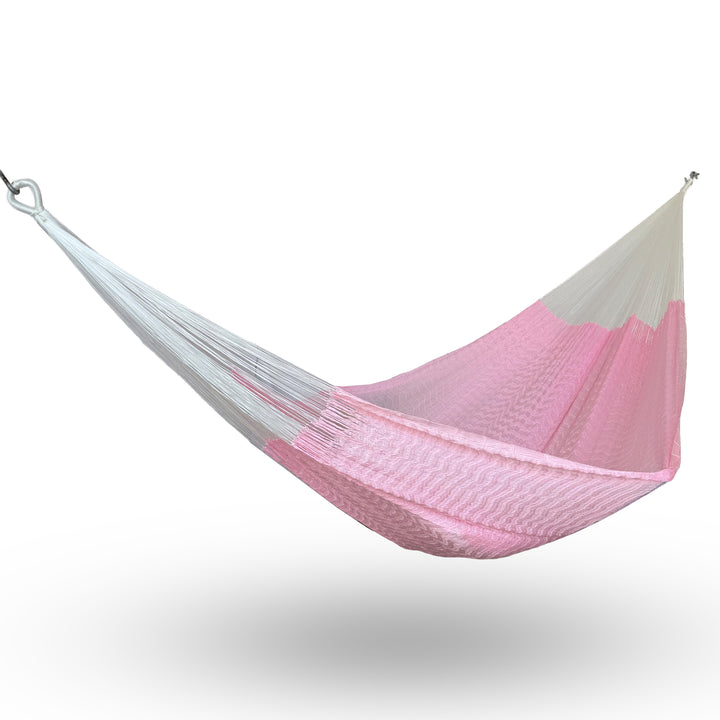 Hamaca artesanal Yucateca de nylon color rosa colgada y abierta