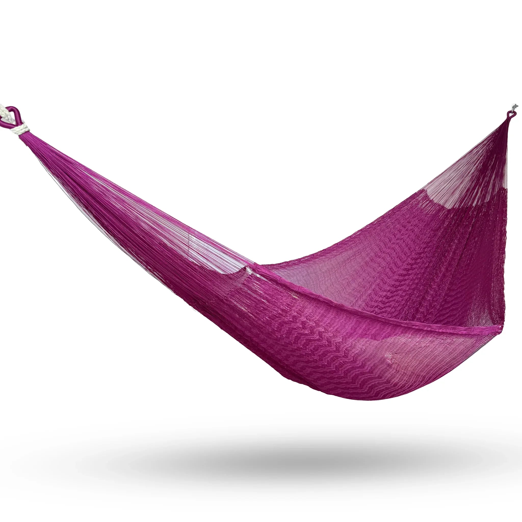 Hamaca artesanal Yucateca de nylon color rosa colgada y abierta