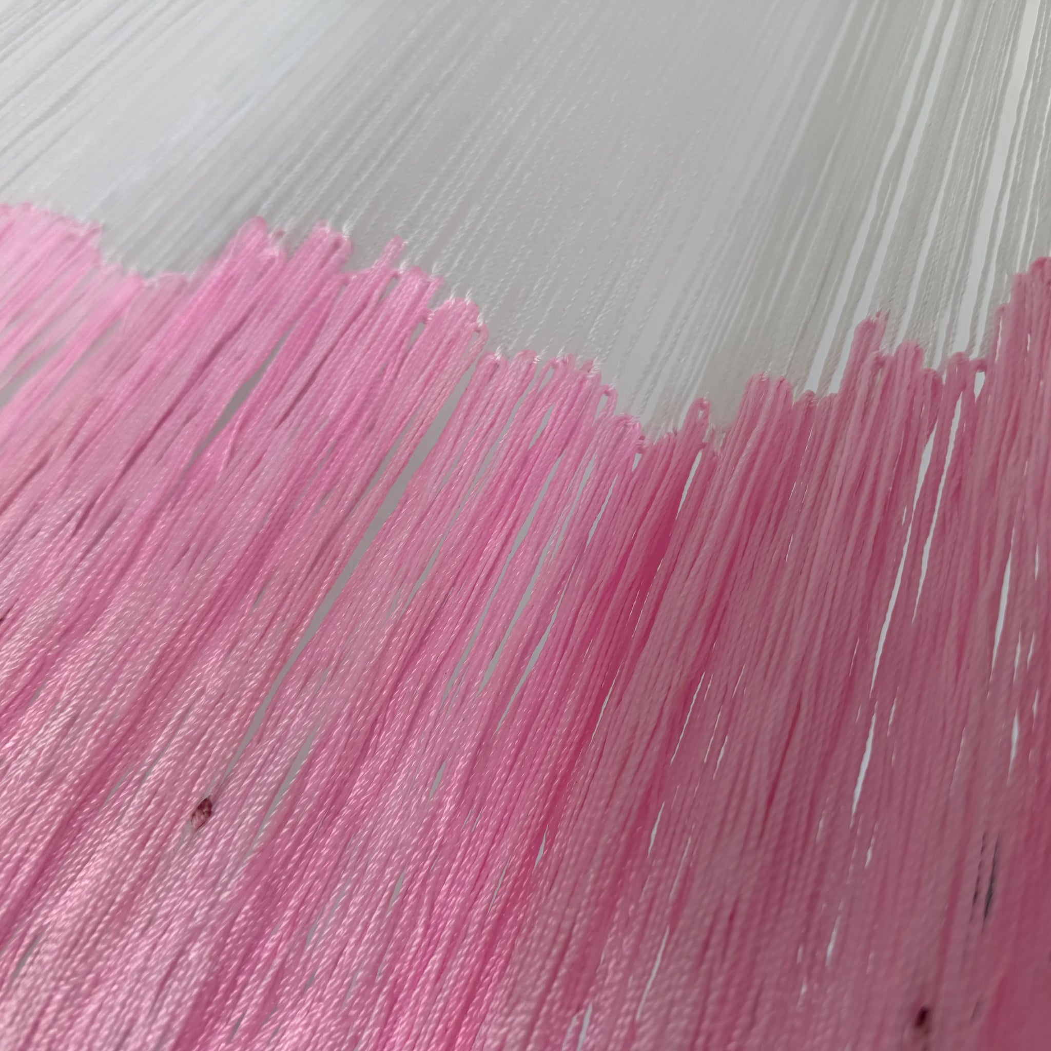 Unión entre cuerpo y brazo de hamaca artesanal Yucateca de nylon color rosa