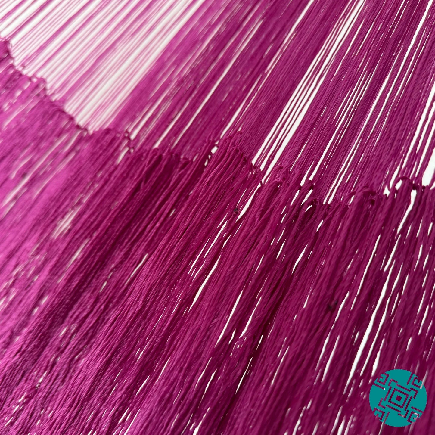 Unión entre el cuerpo y el brazo de hamaca artesanal Yucateca de nylon rosa