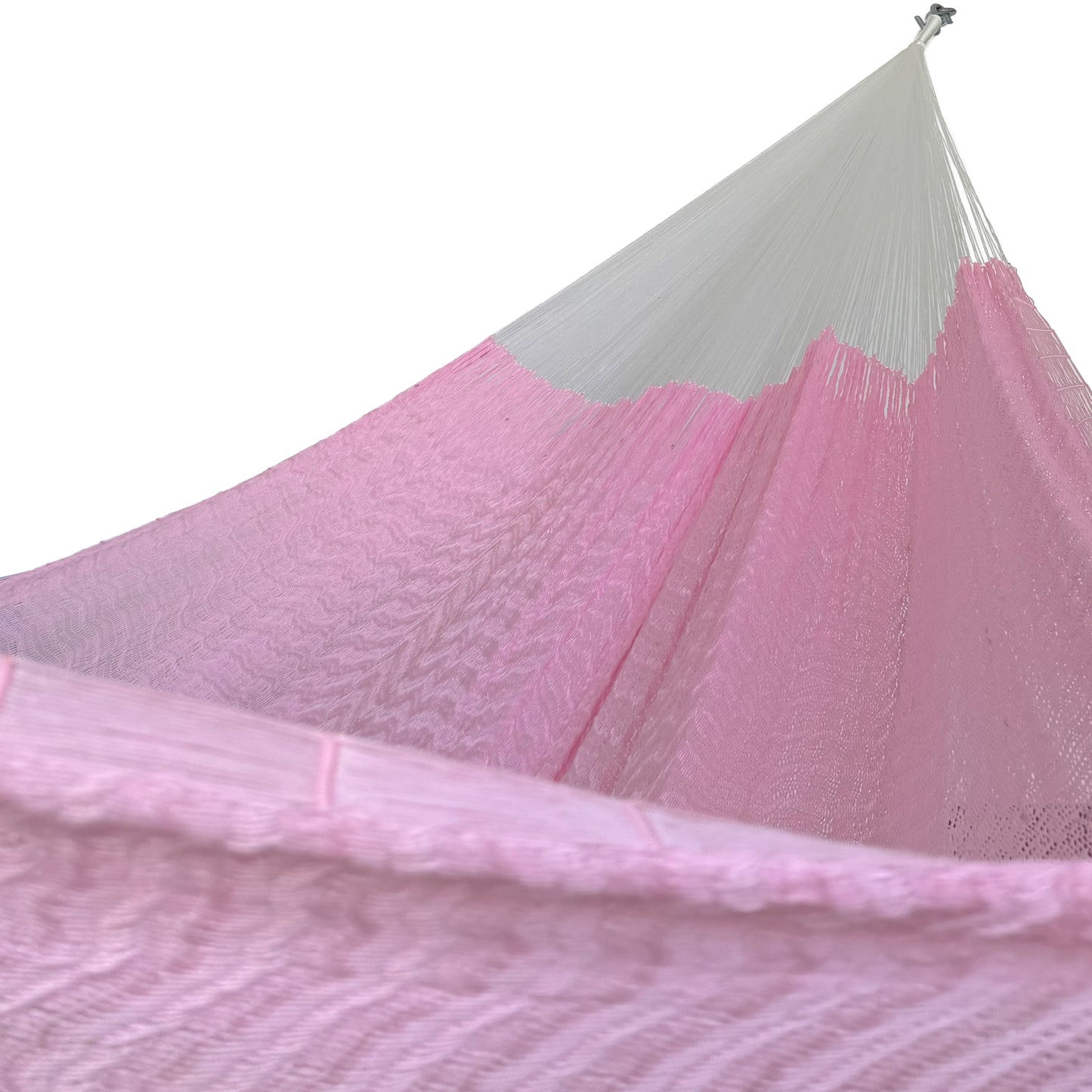 Interior mostrando brazo y tejido de hamaca artesanal Yucateca de nylon color rosa