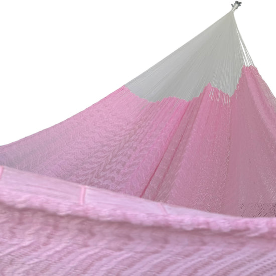 Interior mostrando brazo y tejido de hamaca artesanal Yucateca de nylon color rosa