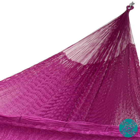 Interior de hamaca artesanal Yucateca de nylon rosa mostrando el tejido y el brazo