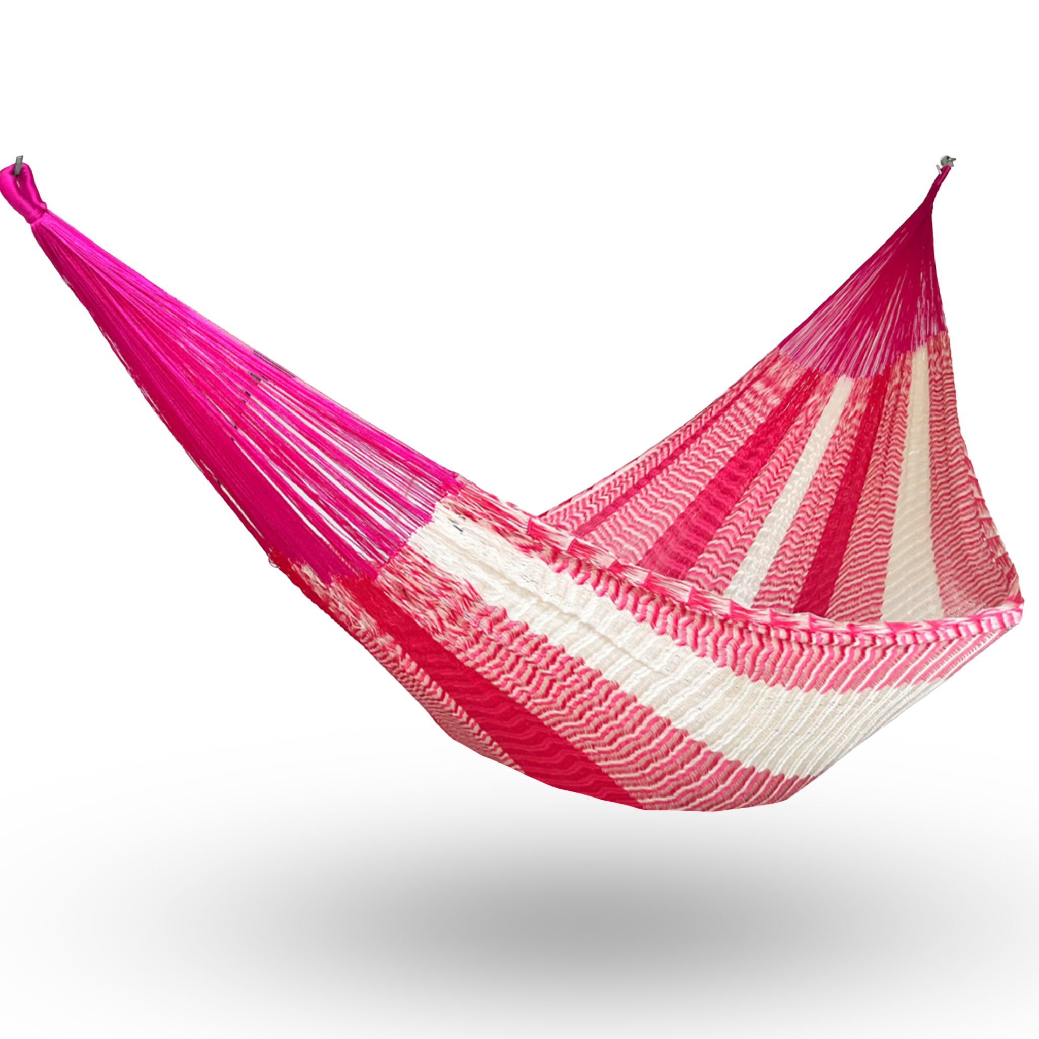 Hamaca artesanal Yucateca de nylon color rosa y blanco colgada y abierta