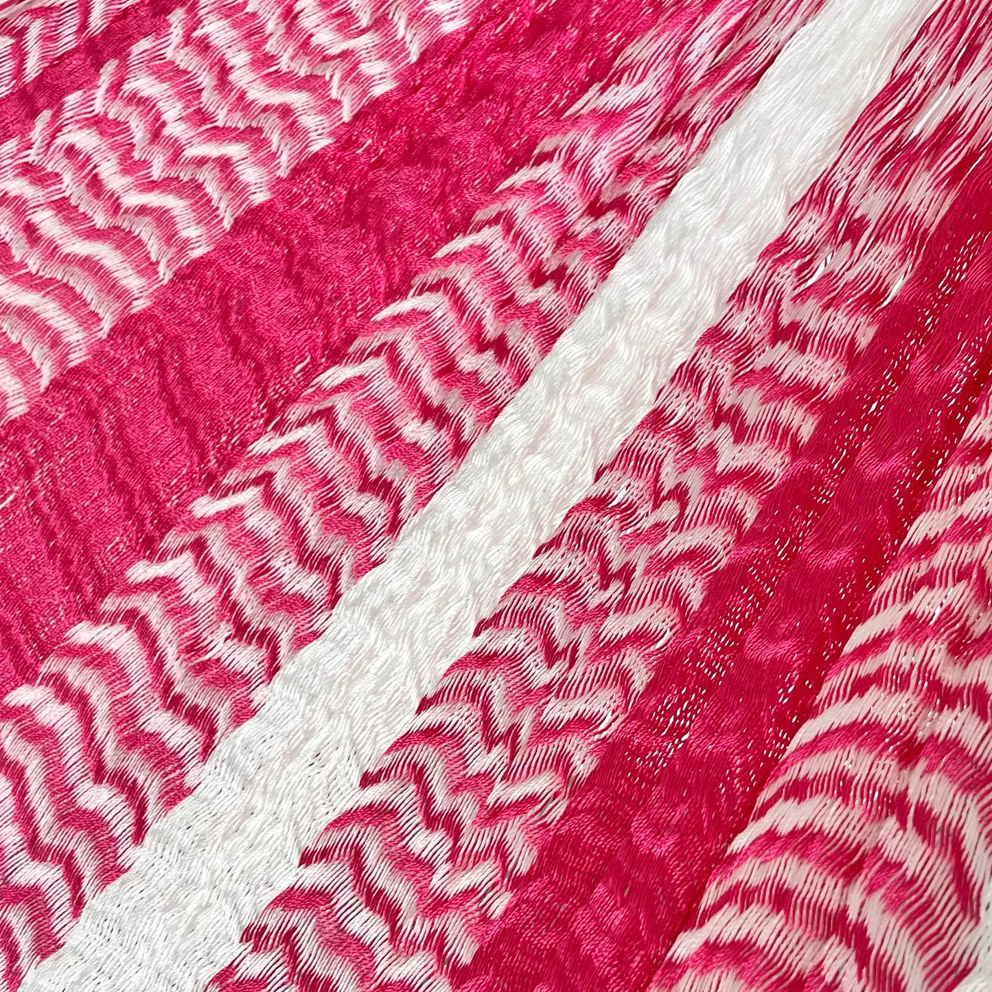 Detalle del tejido de nylon de la hamaca artesanal Yucateca rosa y blanco