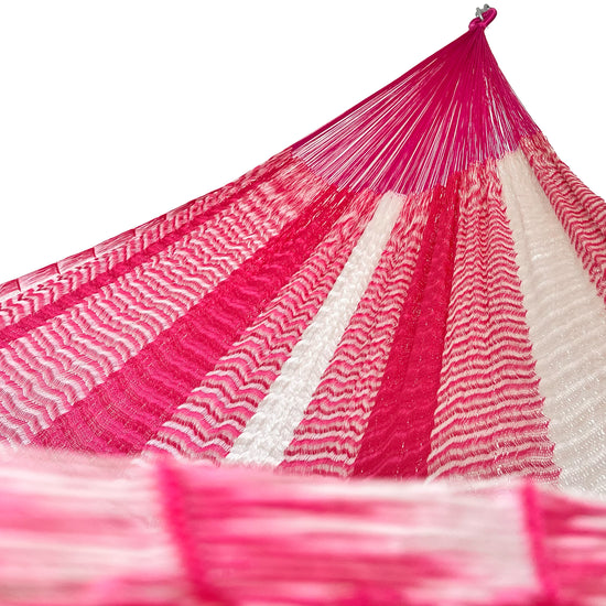 Interior mostrando brazo y tejido de hamaca artesanal Yucateca de nylon color rosa y blanco
