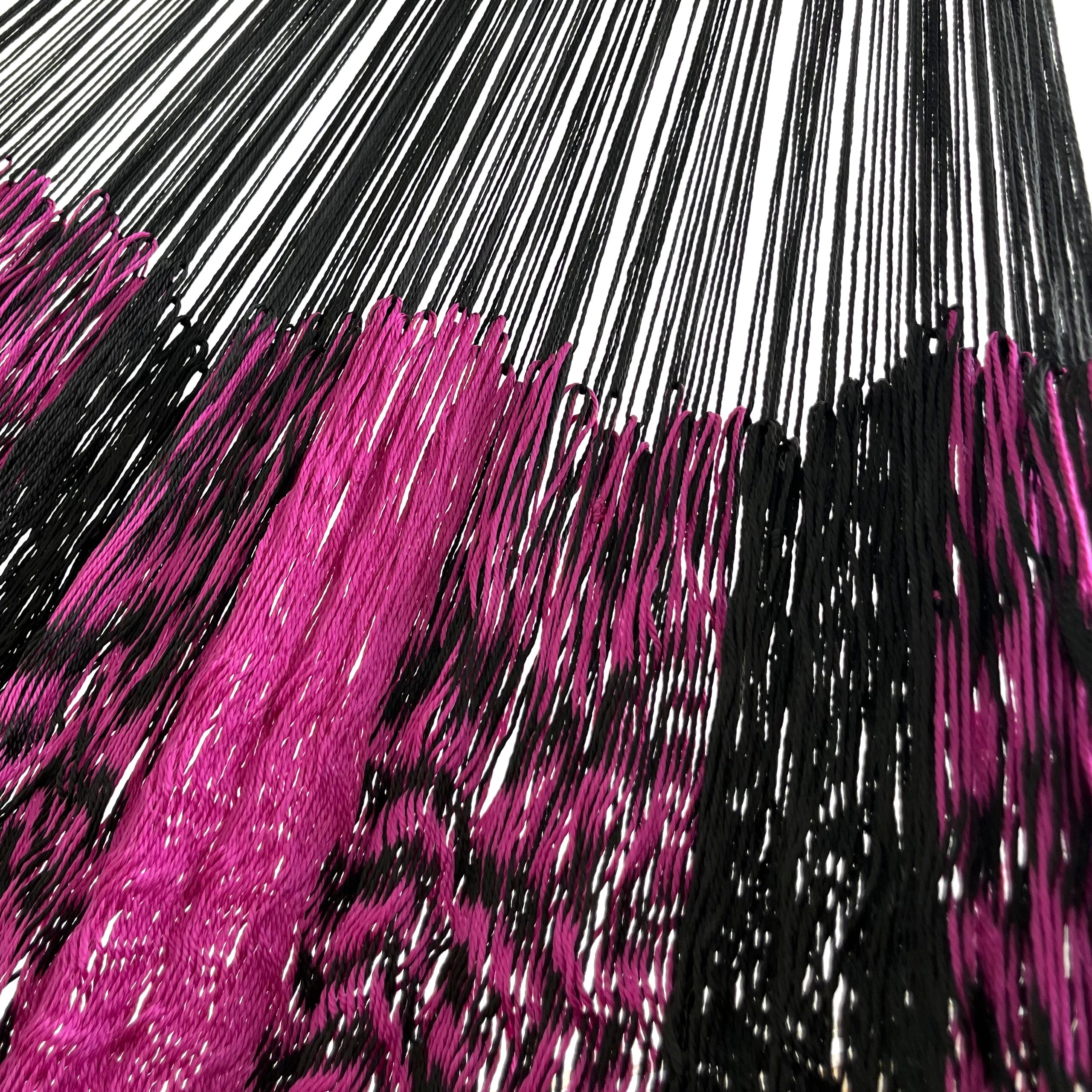 Unión entre cuerpo y brazo de hamaca artesanal Yucateca de nylon color rosa y negro