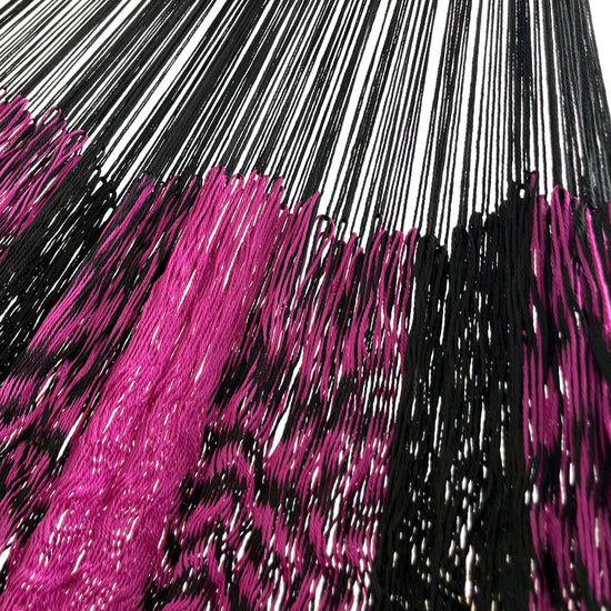 Unión entre cuerpo y brazo de hamaca artesanal Yucateca de nylon color rosa y negro