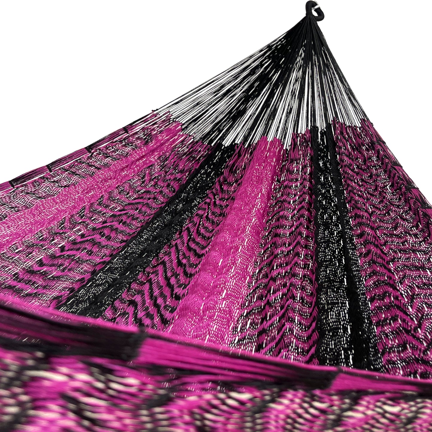 Interior mostrando brazo y tejido de hamaca artesanal Yucateca de nylon color rosa y negro