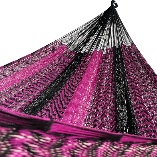 Interior mostrando brazo y tejido de hamaca artesanal Yucateca de nylon color rosa y negro