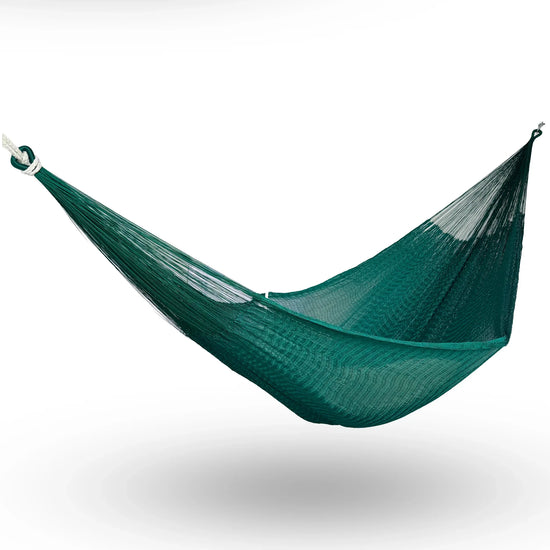 Hamaca artesanal Yucateca de nylon color verde esmeralda colgada y abierta