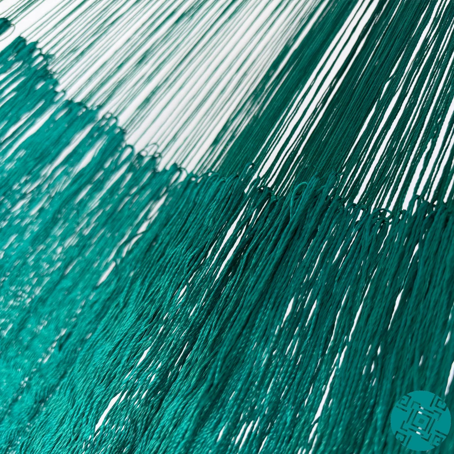 Unión entre el cuerpo y el brazo de hamaca artesanal Yucateca de nylon verde esmeralda