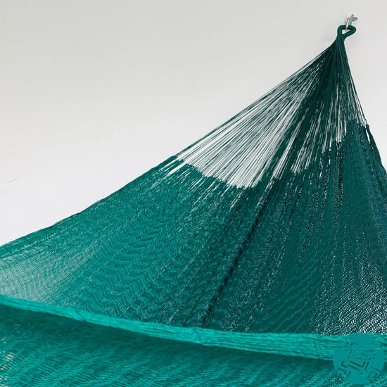 Interior de hamaca artesanal Yucateca de nylon verde esmeralda mostrando el tejido y el brazo