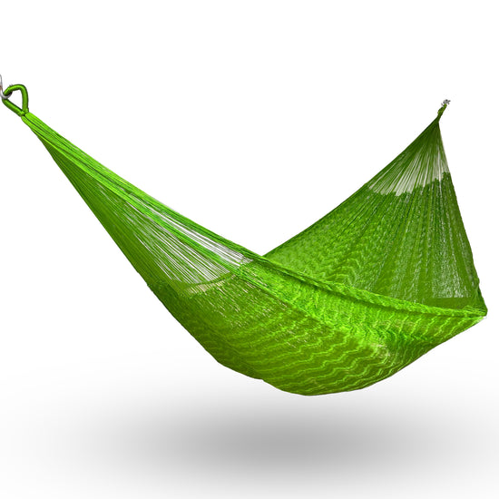 Hamaca artesanal Yucateca de nylon color verde lima colgada y abierta