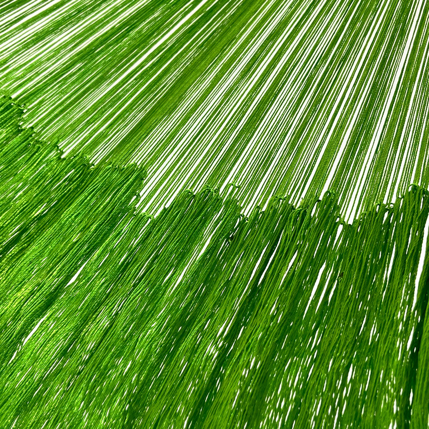 Unión entre cuerpo y brazo de hamaca artesanal Yucateca de nylon color verde lima