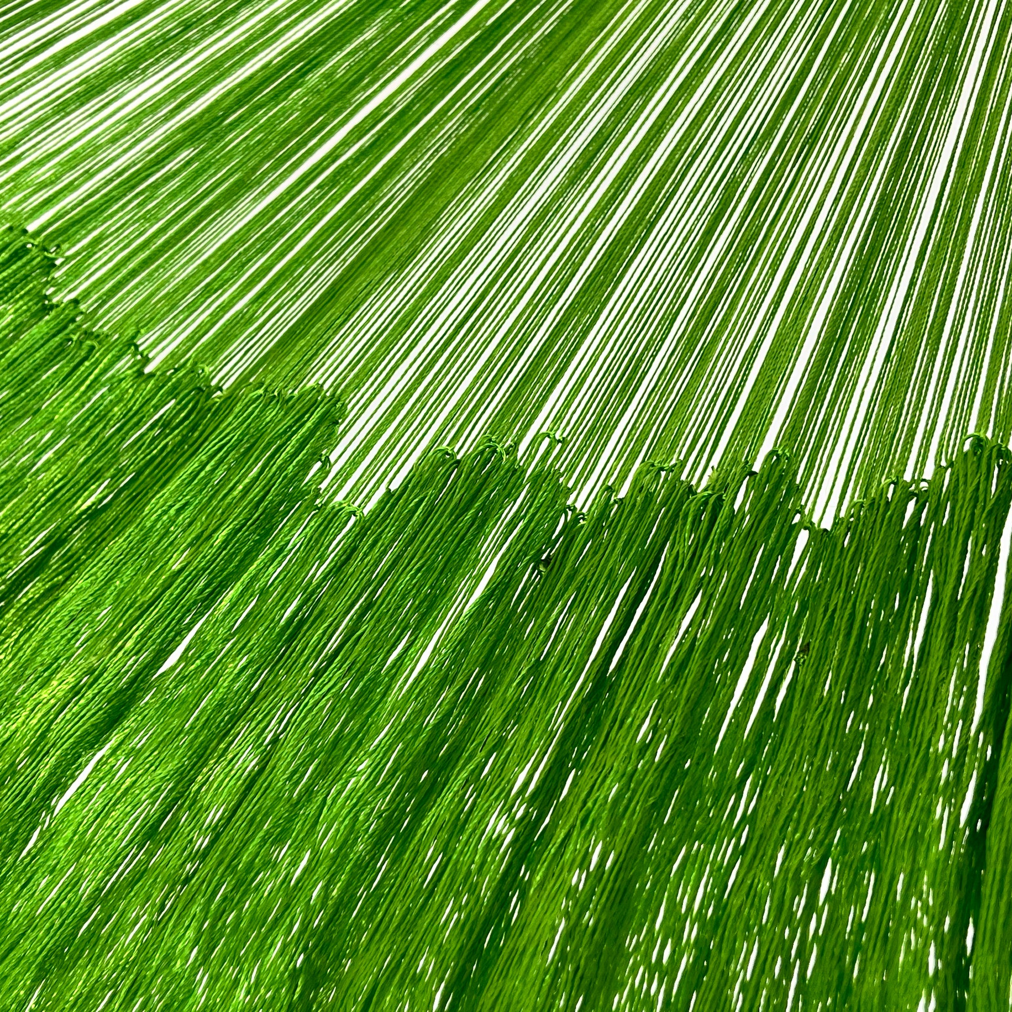 Unión entre cuerpo y brazo de hamaca artesanal Yucateca de nylon color verde lima
