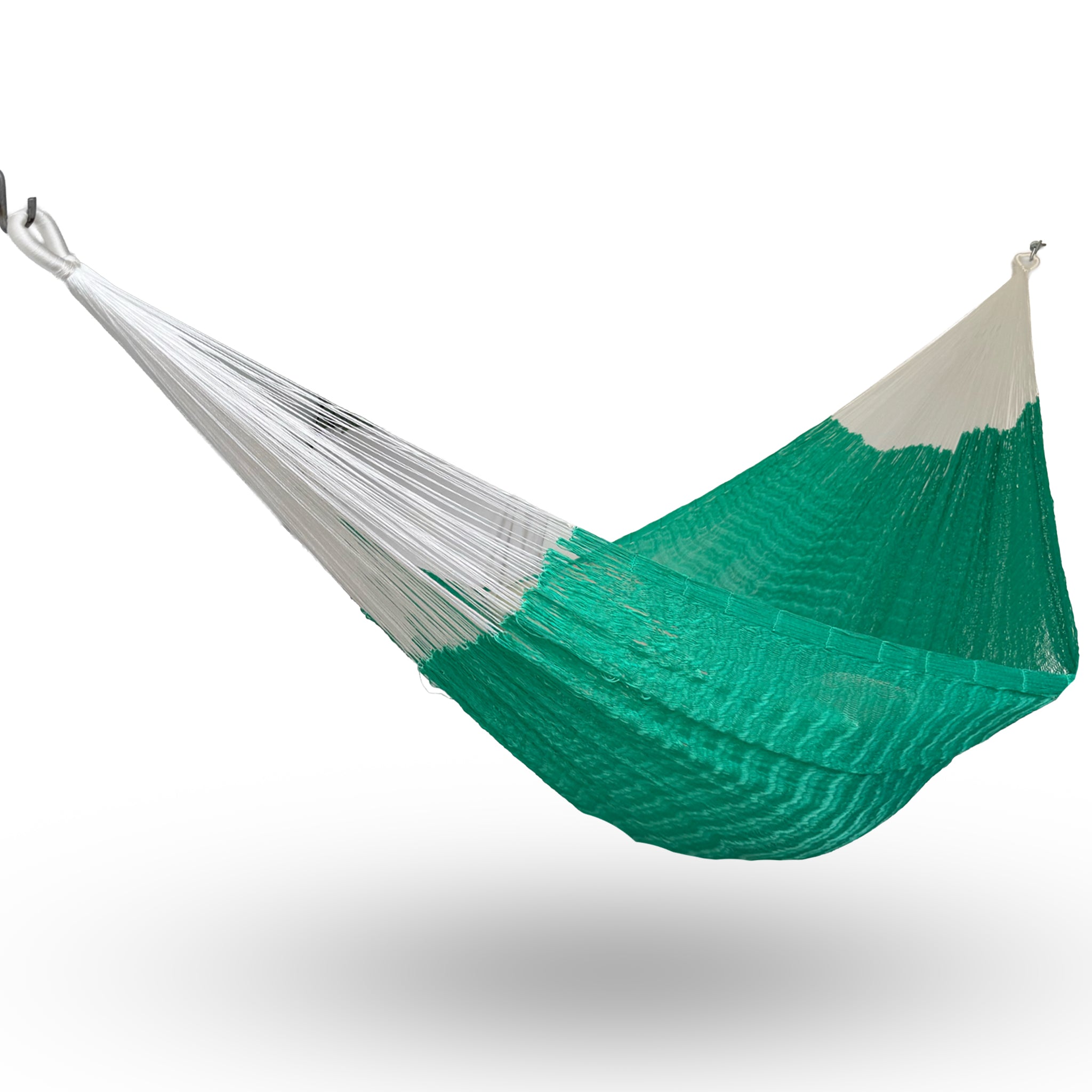 Hamaca artesanal Yucateca de nylon color verde colgada y abierta