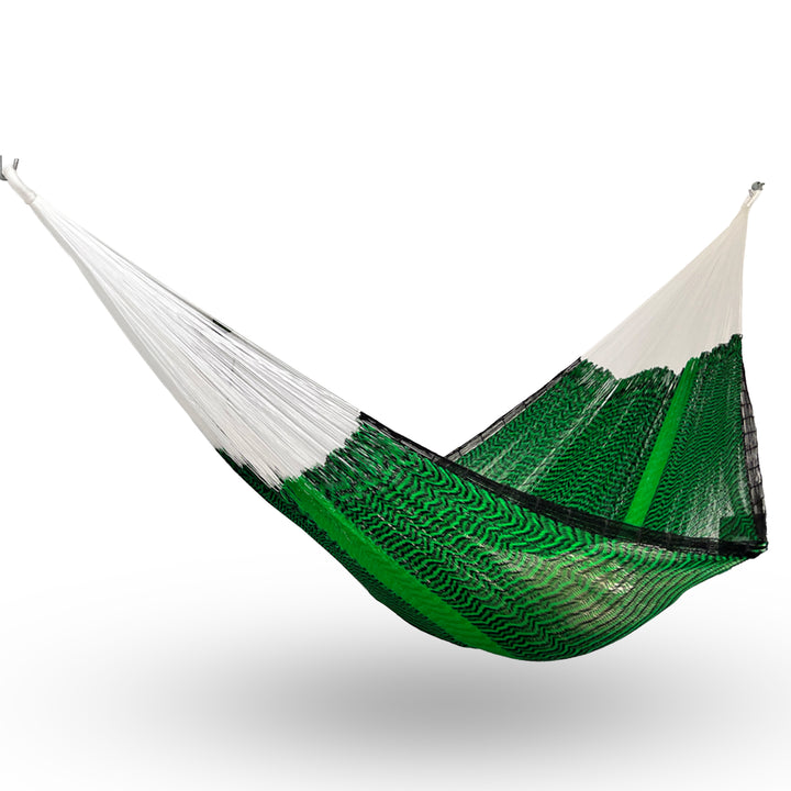 Hamaca artesanal Yucateca de nylon color verde y negro colgada y abierta