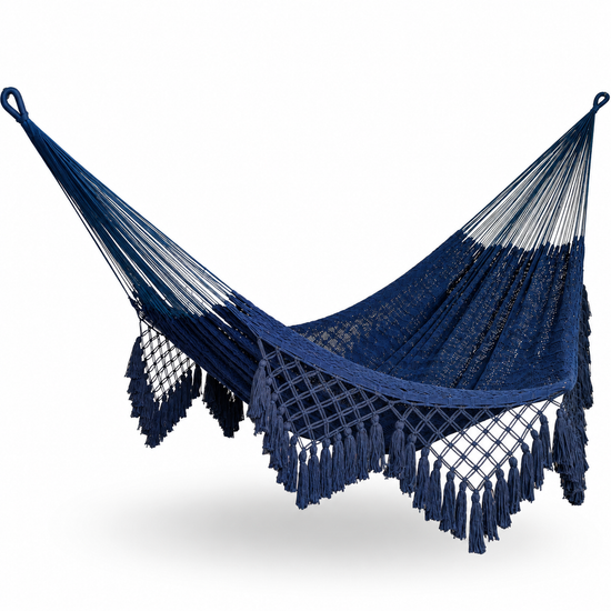 Vista en perspectiva de una hamaca de algodón azul tejida a mano, con macramé decorativo, flecos y brazos.