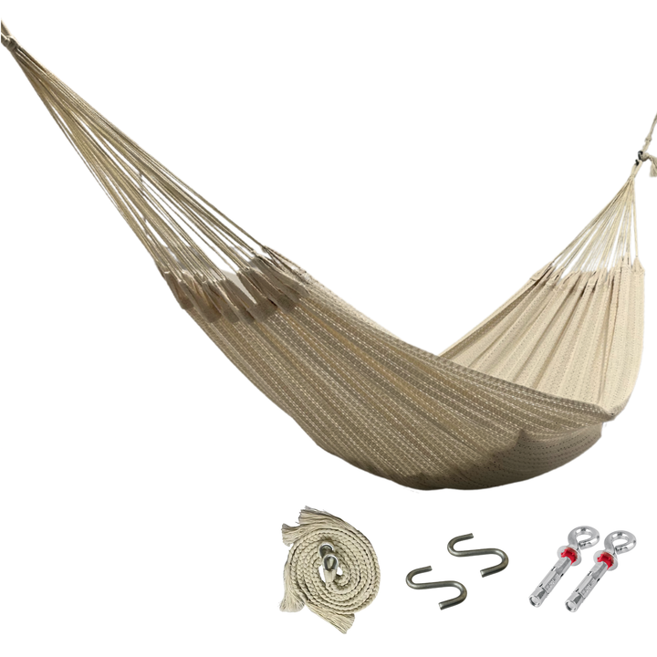 Hamaca beige de algodón colgada y abierta, junto a kit de instalación con cuerdas beige, ganchos en S y taquetes expansivos con armellas sobre fondo blanco