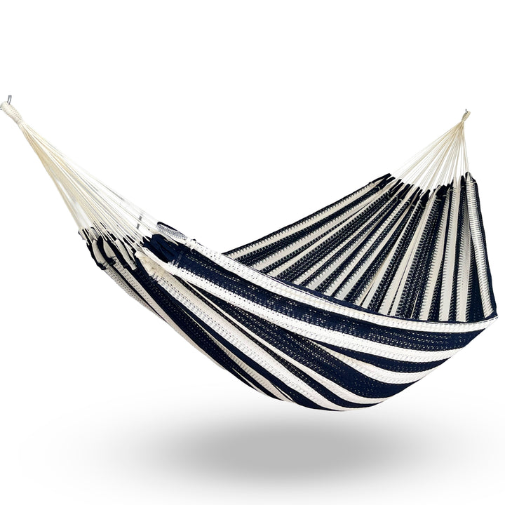 Hamaca Mexicana azul marino king size colgada y abierta