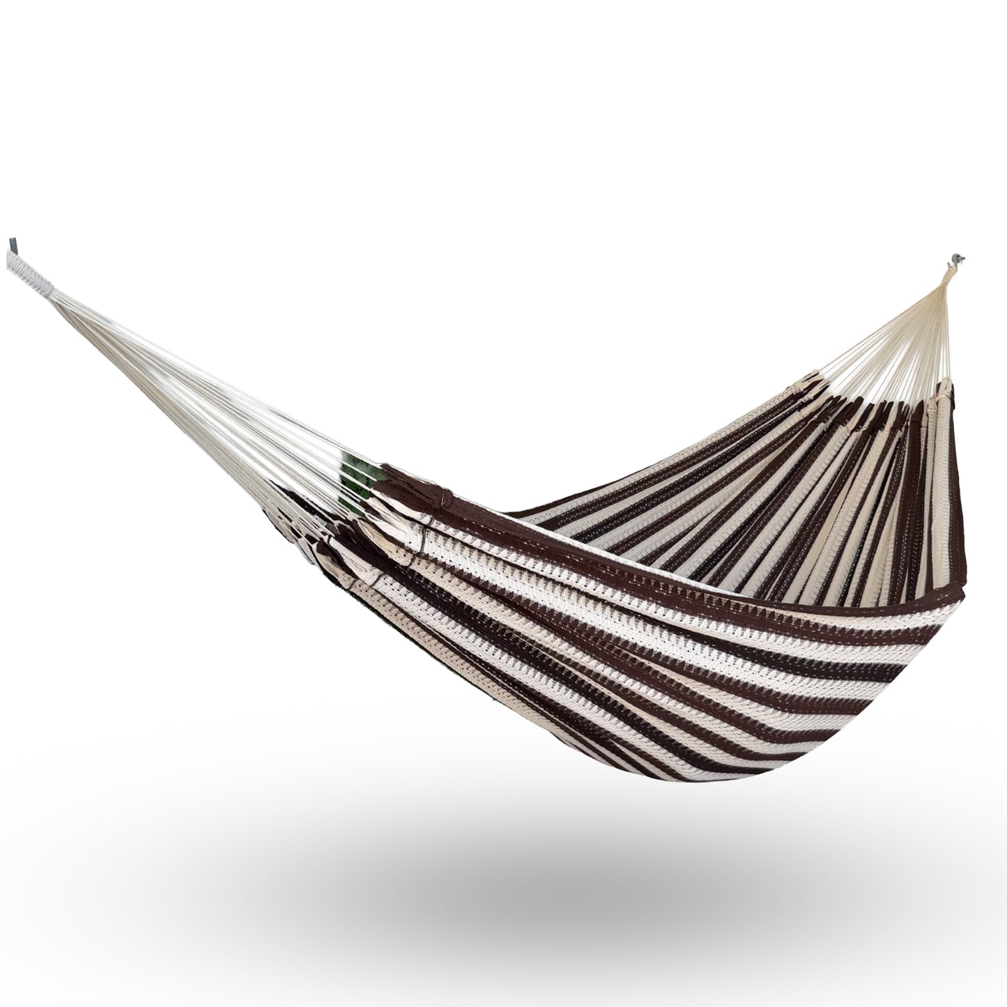 Hamaca mexicana café y beige tamaño king size colgada y abierta