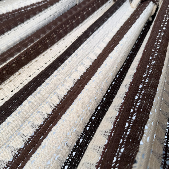 Detalle del tejido de hamaca mexicana café y beige king size