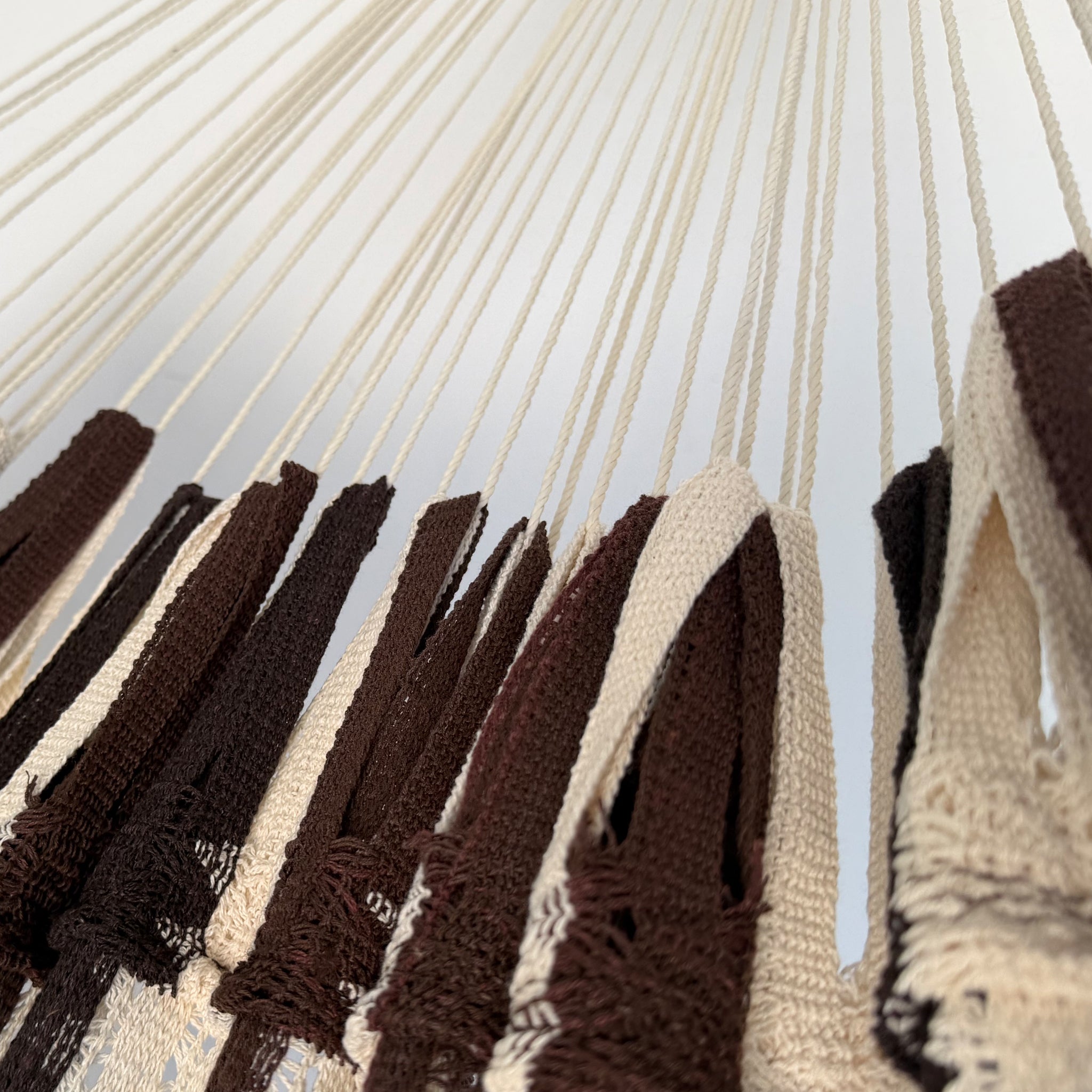 Unión entre el cuerpo y el brazo de hamaca mexicana café y beige king sizeo