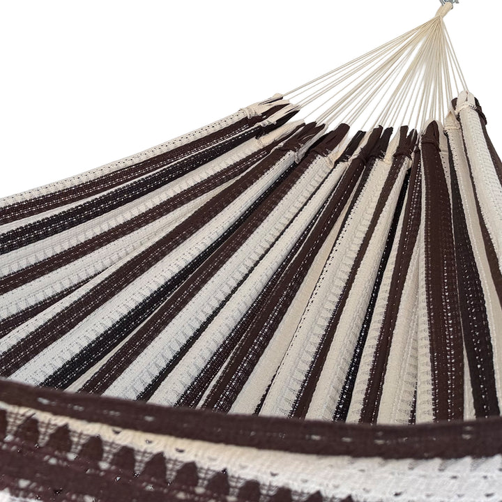 Interior de hamaca mexicana café y beige king size mostrando el tejido y el brazo