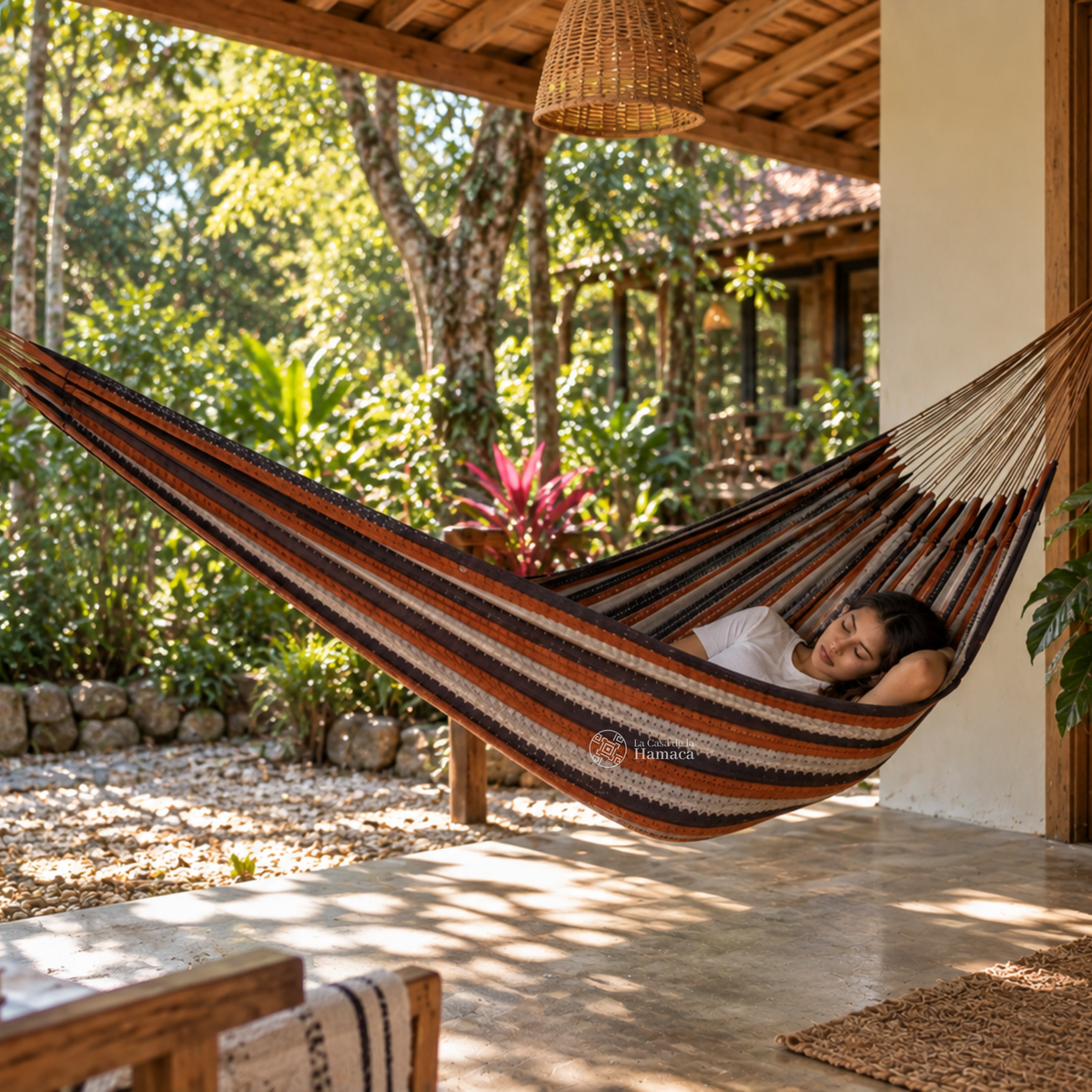 Hamaca Mexicana de algodón King Size mocaccino oscuro instalada en espacio exterior