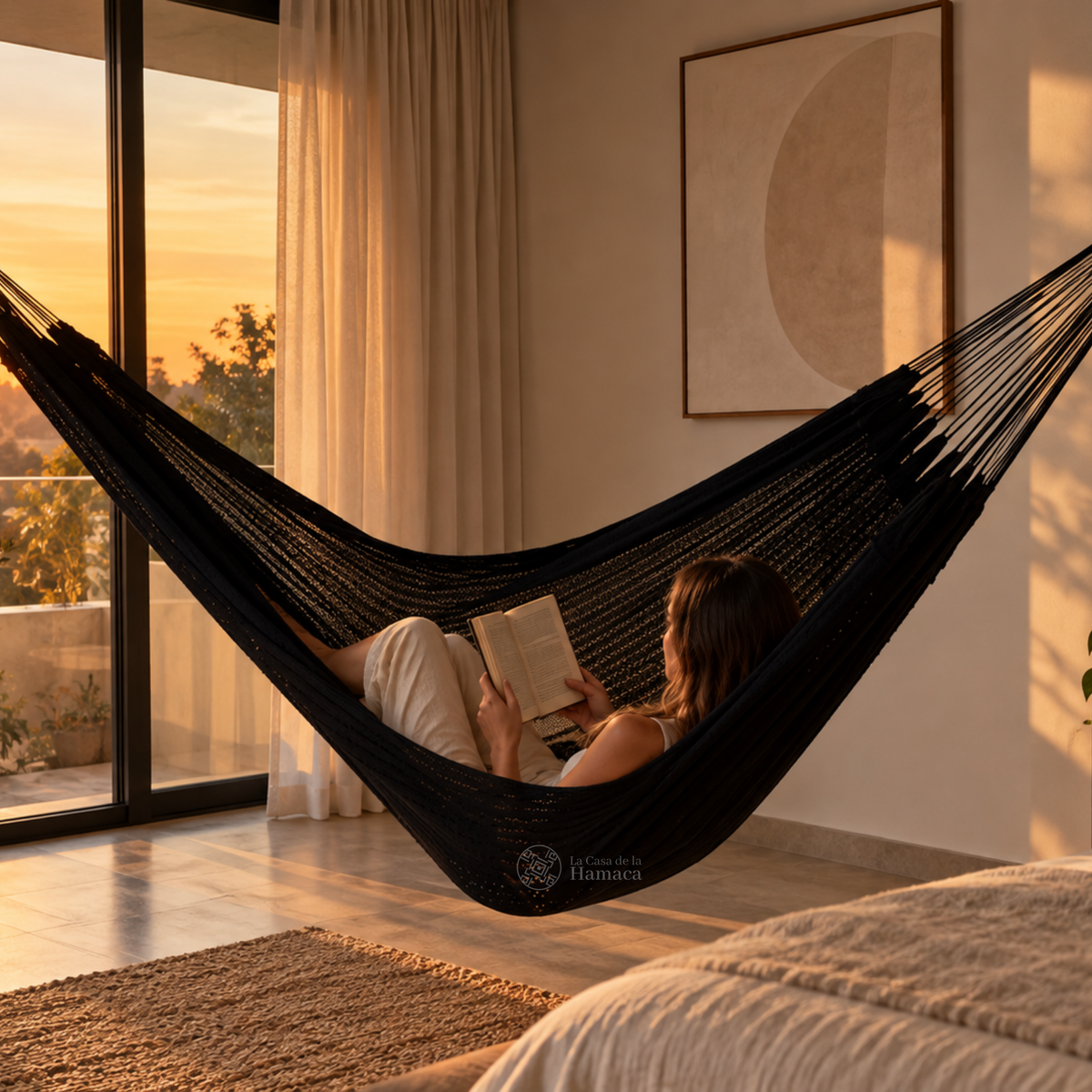 Hamaca Mexicana de algodón King Size negro instalada en espacio interior