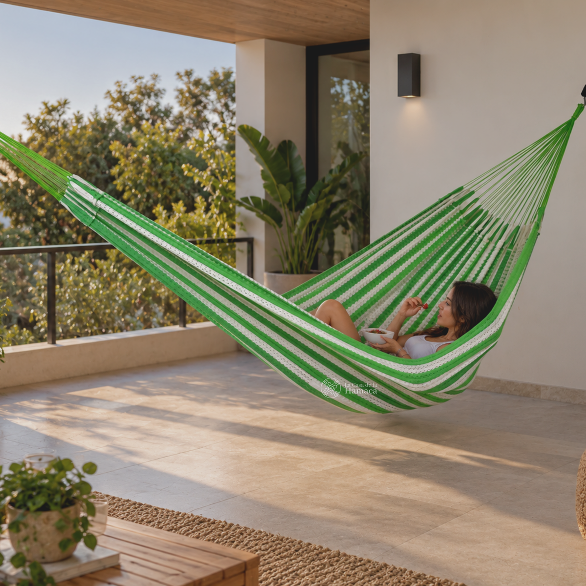 Hamaca Mexicana de algodón King Size verde claro instalada en espacio exterior