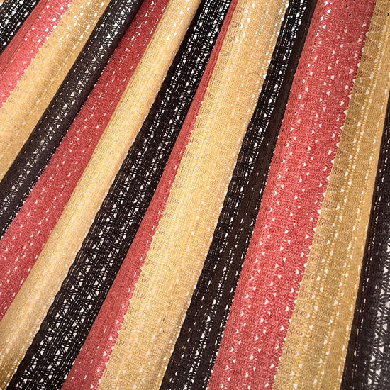 Detalle del tejido de la hamaca Mexicana color mocaccino amarilla oscura