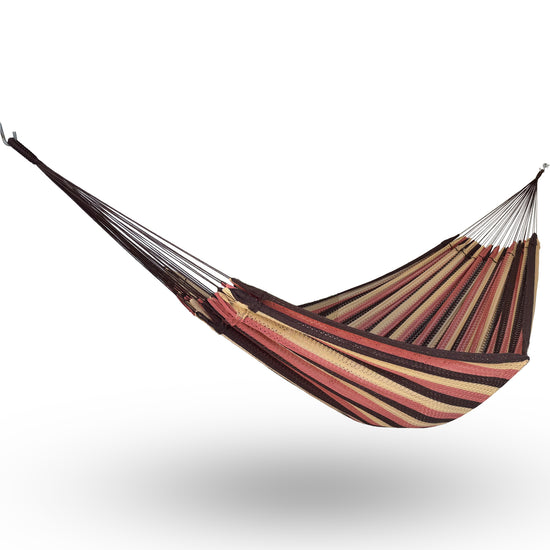 Hamaca mexicana mocaccino oscura amarilla tamaño king size colgada y abierta