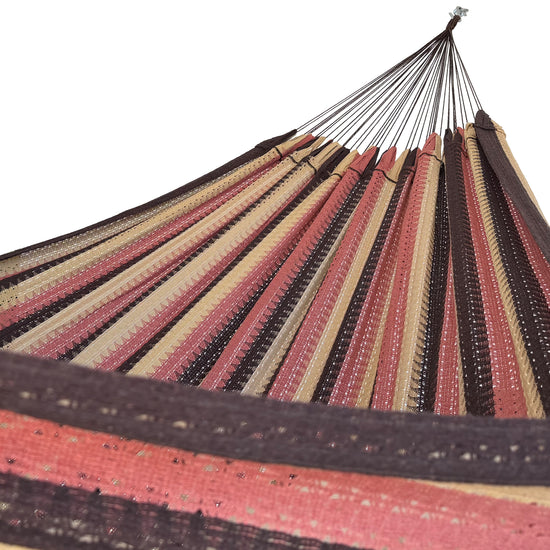 Interior de hamaca mexicana mocaccino oscura amarilla king size mostrando el tejido y el brazo