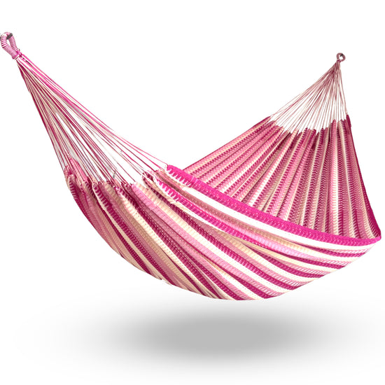 Hamaca Mexicana rosa colgada y abierta