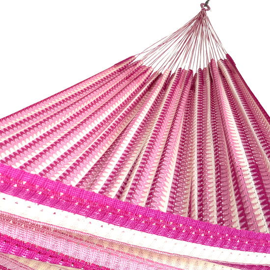 Interior mostrando brazo y tejido de hamaca Mexicana rosa