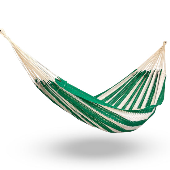 Hamaca Mexicana verde oscuro colgada y abierta