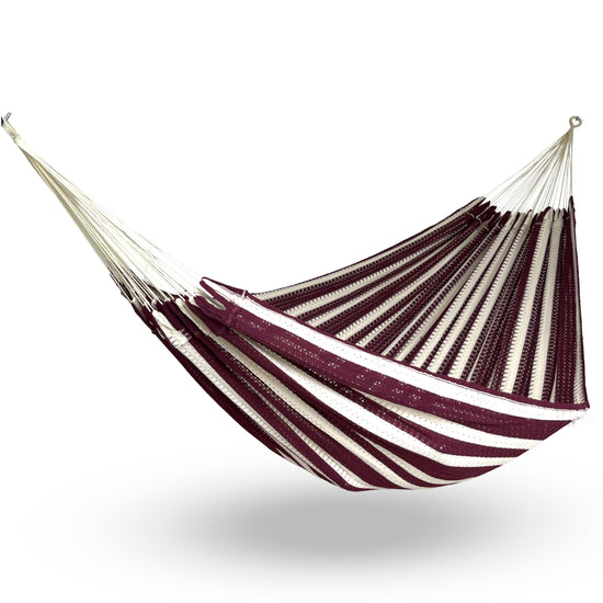 Hamaca mexicana de algodón tamaño king size color rojo vino colgada y abierta