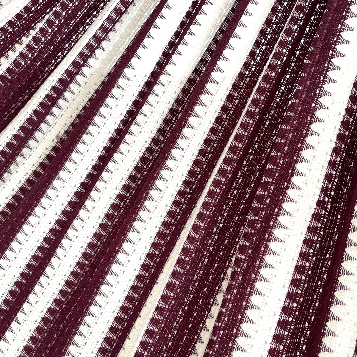 Primer plano del tejido de algodón de una hamaca mexicana king size color rojo vino