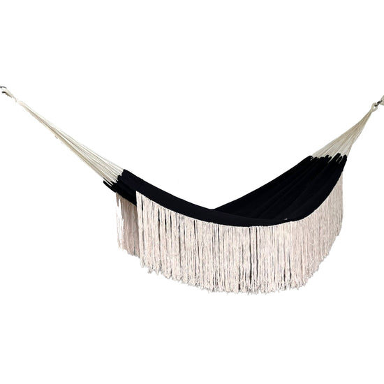 Hamaca mexicana de algodón negro con tejido cerrado y flecos beige colgada y abierta sobre fondo blanco