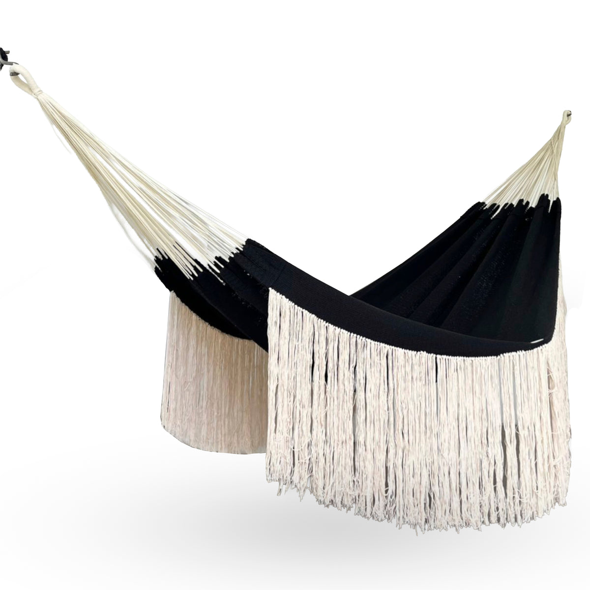 Hamaca mexicana de algodón negro vista completa con brazos claros y flecos largos decorativos