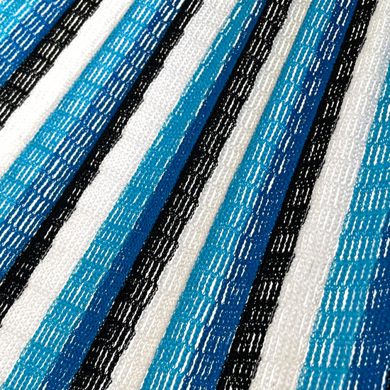 Primer plano del tejido tipo red de nylon de una hamaca color azul