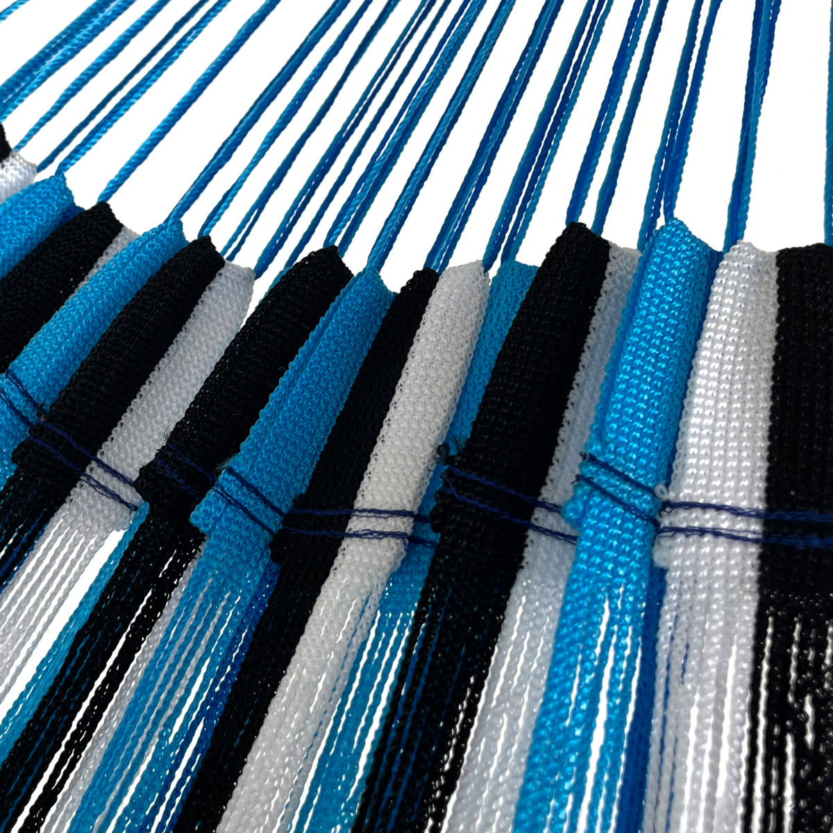 Detalle de la unión entre el cuerpo y el brazo de una hamaca tipo red de nylon azul