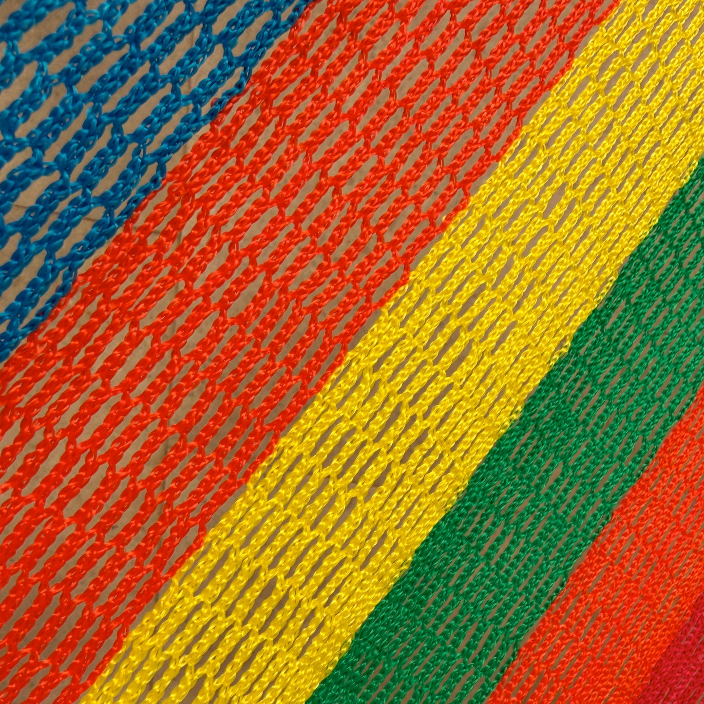 Detalle del tejido tipo red de nylon de la hamaca king size arcoíris