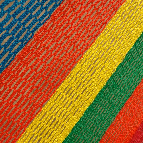 Detalle del tejido tipo red de nylon de la hamaca king size arcoíris