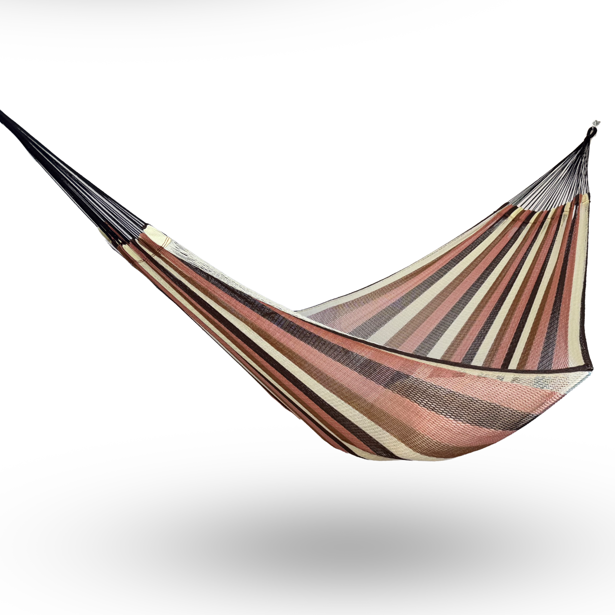 Hamaca tipo red de nylon king size color café colgada y abierta