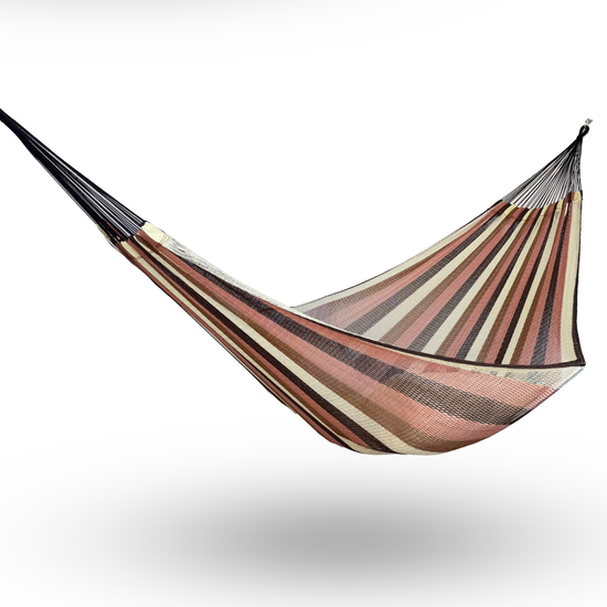 Hamaca tipo red de nylon king size color café colgada y abierta