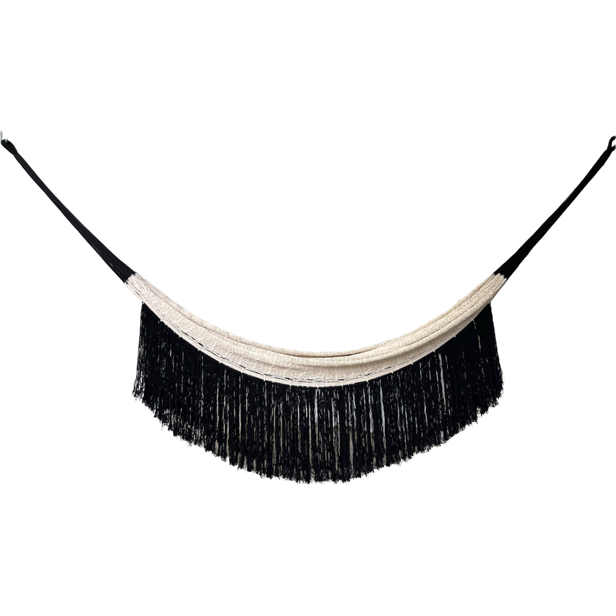 Hamaca yucateca artesanal de algodón beige y negro vista de lado con flecos decorativos